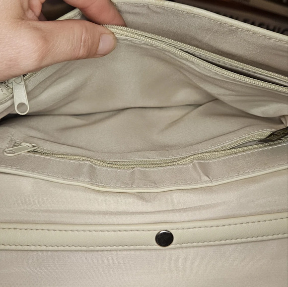 VINTAGE Genuine leather Fold over crossbody bag In Bone. - Picture 8 of 9